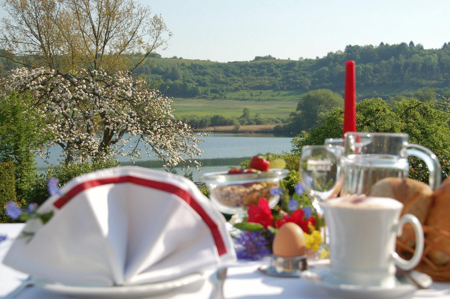 Hotel-Ferienwohnungen Cafe Maarblick Schalkenmehren Exteriör bild