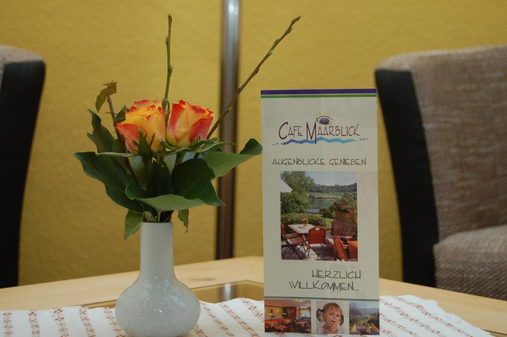 Hotel-Ferienwohnungen Cafe Maarblick Schalkenmehren Exteriör bild