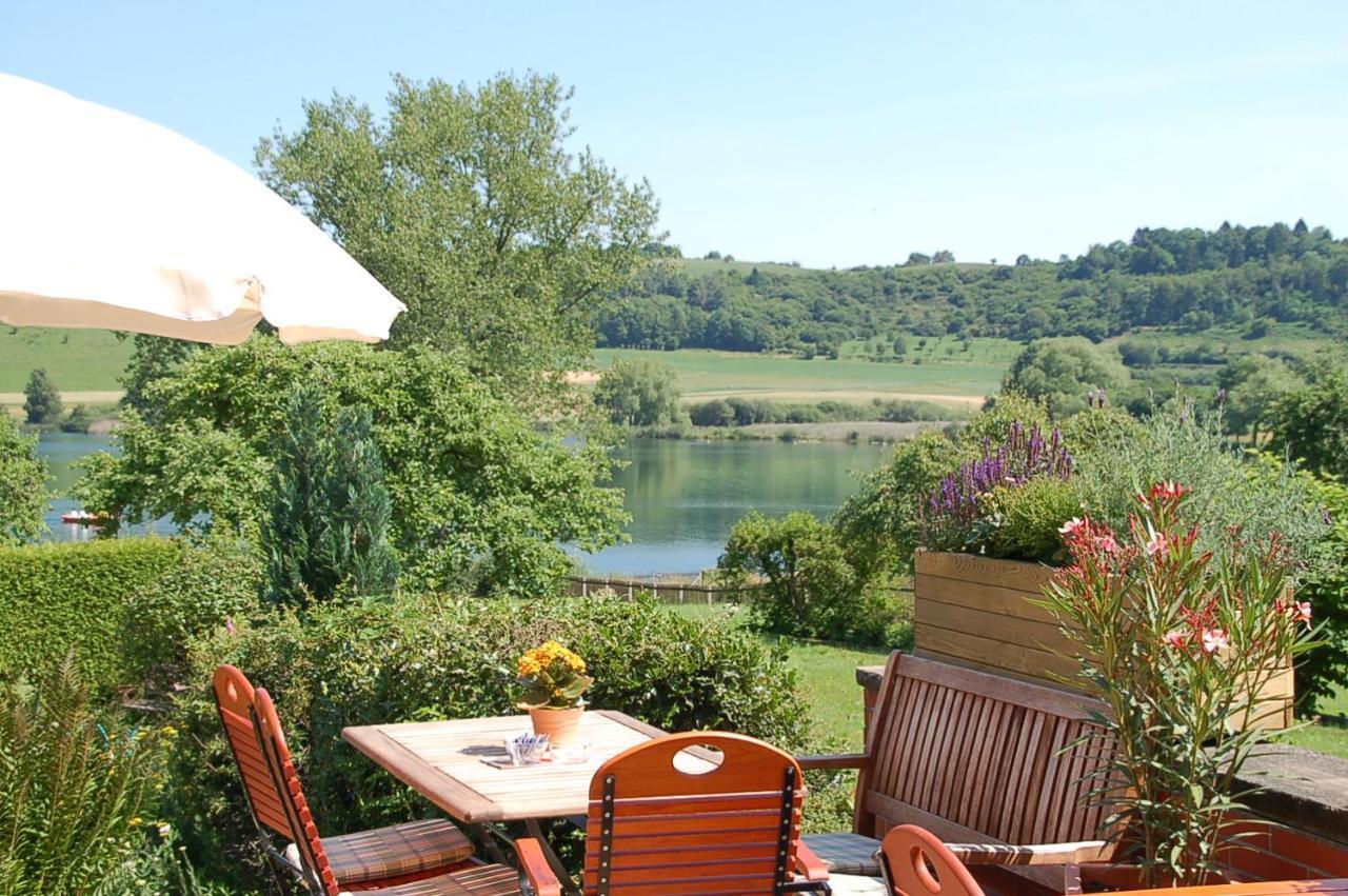 Hotel-Ferienwohnungen Cafe Maarblick Schalkenmehren Exteriör bild